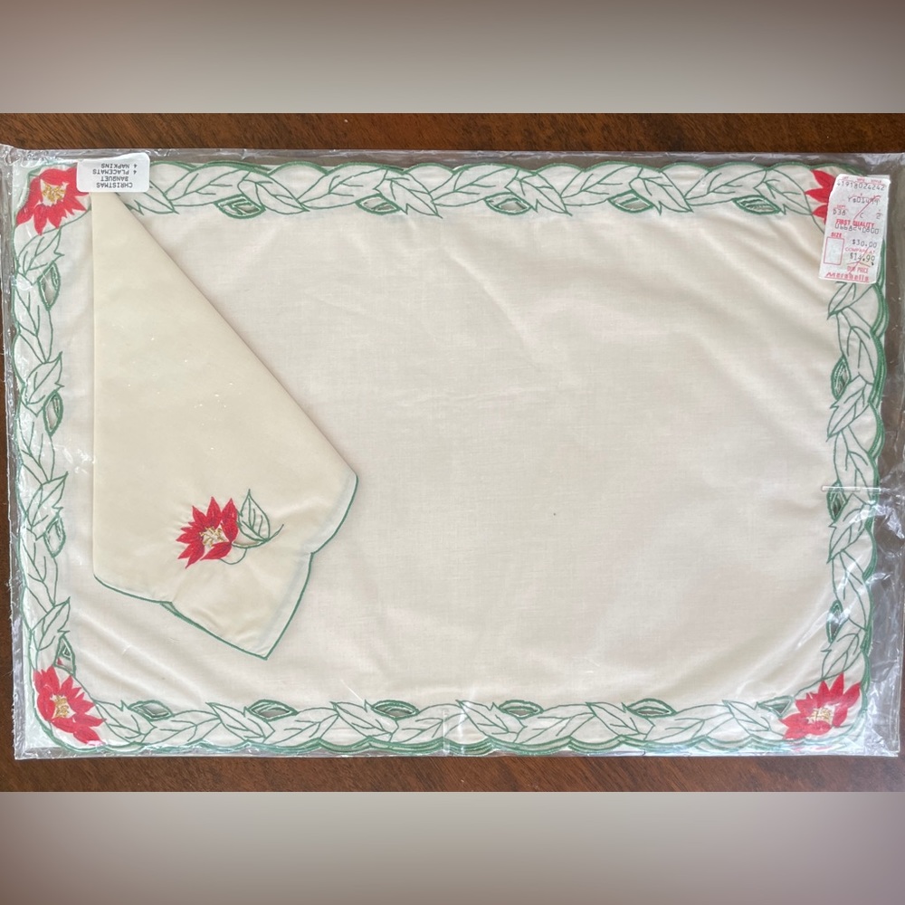 Christmas Placemat & Napkin 8pc Set NOS Vintage Poinsettia Cut‎ Work Embroidery